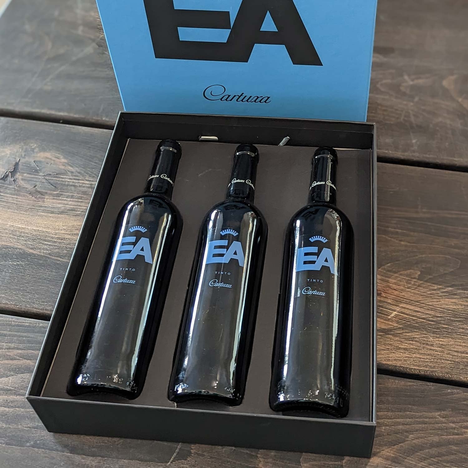 GAvekasse med 3 x Cartuxa EA Tinto 2022