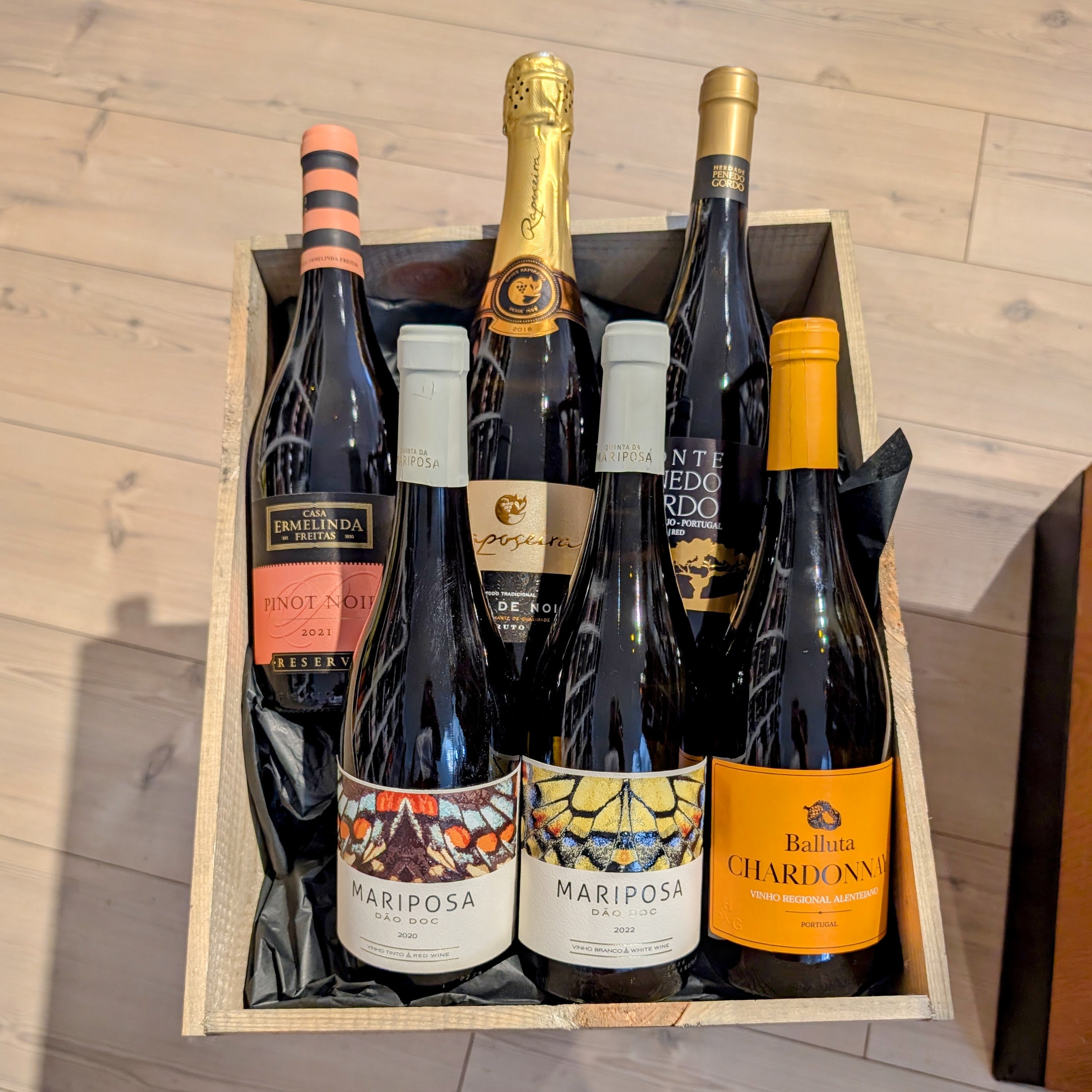 En gavekurv fyldt med 6 portugisiske vinperler