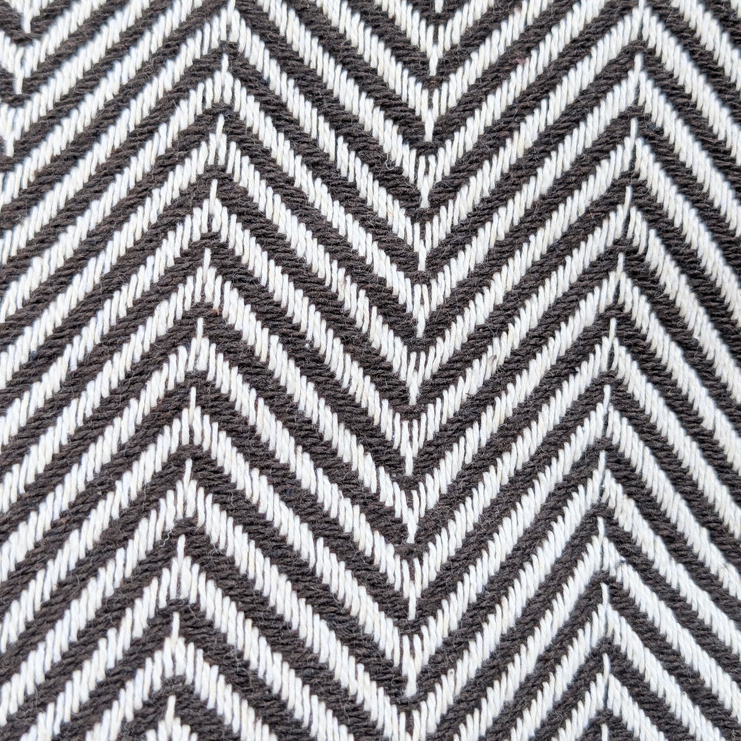 Plaid, vævet bomuld 135 x 200 cm., Sildebensmønster - Mørkbrun