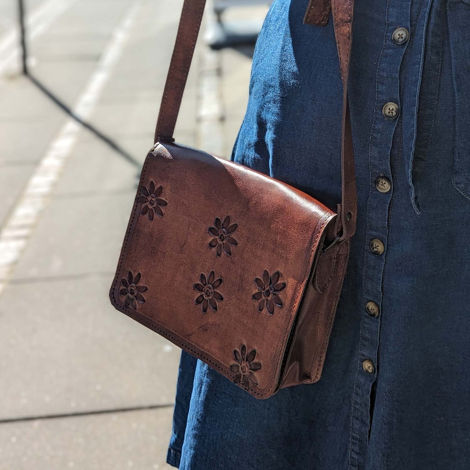 Håndlavet Unika Lædertaske, Brun med blomster prægning